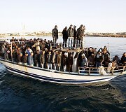 Pilnas laivas migrantų
