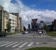 Mėlynasis Peugeot atvažiavo i&scaron; čia, jo vairuotojas nepastebėjo apie &scaron;alutinį kelią įspėjančio ženklo.