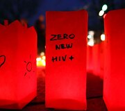 Žvakės V.Kudirkos aik&scaron;tėje degė kovos su AIDS dienos proga.
