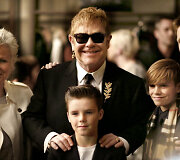 Julie Walters, Seras Eltonas Johnas, Christopheris Bailey, Romeo ir Cruzas Beckhamai 