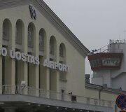 Mažiausiai keturi lėktuvai, turėję nusileisti Vilniuje naktį i&scaron; &scaron;e&scaron;tadienio į sekmadienį arba sekmadienio rytą, buvo nukreipti ir leidosi kituose &scaron;alies oro uostuose.