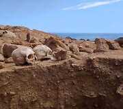 Archeologinių tyrinėjimų Peru metu i&scaron;kasta duobė ir rastos kaukolės