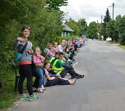 Alsėdžių miestelis &scaron;e&scaron;tadienį pakvies kartu siekti rekordo &ndash; daugiausiai žmonių sėdinčių pakelėje vienu metu.