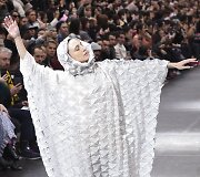 &bdquo;Issey Miyake&ldquo; 2020&ndash;2021 m. rudens ir žiemos kolekcijos modelis