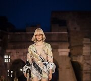 &bdquo;Fendi&ldquo; kolekcijos &bdquo;Romani&scaron;kumo au&scaron;ra&ldquo; modelis