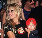 Pamela Anderson su sūnumi Brandonu (1997 m.)