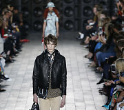 &bdquo;Versus&ldquo; 2018 m. pavasario ir vasaros kolekcijos modelis