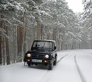 Automobilis apsnigtame kelyje