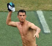 Cristiano Ronaldo po ap&scaron;ilimo savo mar&scaron;kinėlius padovanojo futbolo sirgaliams