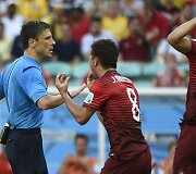Rungtynių teisėjas Miloradas Mazičius,  Joao Moutinho ir Cristiano Ronaldo