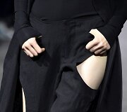 &bdquo;Yohji Yamamoto&ldquo; 2019 m. pavasario ir vasaros kolekcijos modelis