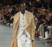 &bdquo;John Galliano&ldquo; 2019 m. pavasario ir vasaros kolekcijos modelis