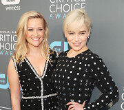 Reese Witherspoon ir Emilia Clarke 