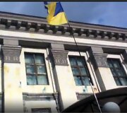 Ukrainos vėliava prie Rusijos ambasados Kijeve