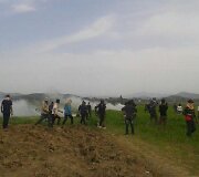 Makedonijos policija a&scaron;arinėmis dujomis vaikė migrantus prie sienos su Graikija