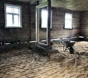 Pilamas ir trombuojamas smėlis namo menėje, kurioje nuo 1927 m. veikė Gataučių pradžios mokykla