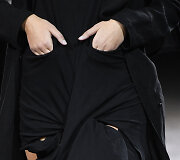 &bdquo;Yohji Yamamoto&ldquo; 2019 m. pavasario ir vasaros kolekcijos modelis