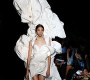 &bdquo;Schiaparelli&ldquo; 2019&ndash;2020 m. rudens ir žiemos auk&scaron;tosios mados kolekcijos modelis