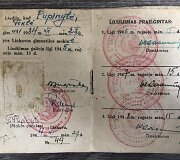 Linkuvos gimnazijos mokinio asmens liudijimas, priklausęs namo statytojo jauniausiajai dukteriai Teklei Pupinytei (g. 1934), rastas Gataučių namo spaliuose
