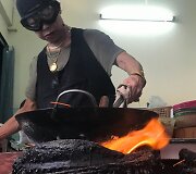 Jay Fai darbuojasi savo restoranėlyje &bdquo;Raan Jay Fai&ldquo; 