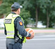 Kamuoliais susigundė ir pareigūnai.