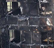 Londono ugniagesiai ie&scaron;ko daugiau gaisro aukų