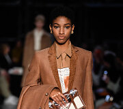 &bdquo;Burberry&ldquo; 2020 m. pavasario ir vasaros kolekcijos modelis