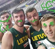 Lietuvos krep&scaron;inio rinktinės žaidėjų linksma fotosesija: broliai Darju&scaron;as ir K&scaron;i&scaron;tofas Lavrinovičiai, Donatas Motiejūnas ir Martynas Pocius
