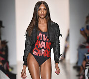&bdquo;Jeremy Scott&ldquo; 2018 m. pavasario ir vasaros kolekcijos modelis