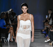 &bdquo;Proenza Schouler&ldquo; 2023 m. pavasario ir vasaros kolekcijos modelis