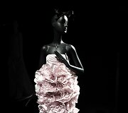 &bdquo;Giambattista Valli&ldquo; 2019&ndash;2020 m. rudens ir žiemos auk&scaron;tosios mados kolekcijos modelis