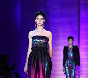 &bdquo;Armani Priv&eacute;&ldquo; 2015 m. rudens kolekcijos modelis