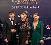 Arnas Fedaravičius su mama Birute ir seserimi Gabriele