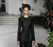 &bdquo;Carolina Herrera&ldquo; 2018 m. pavasario ir vasaros kolekcijos modelis