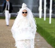 Suvi Koponen vilki &bdquo;Chanel&ldquo; 2007&ndash;2008 m. rudens-žiemos kolekcijos vestuvinę suknelę