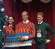 &bdquo;Madame Tussauds&ldquo; muziejus britų karali&scaron;kąją &scaron;eimą aprengė kalėdiniais megztiniais