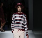 &bdquo;Hugo Boss&ldquo; 2019 m. pavasario ir vasaros kolekcijos modelis