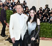 Elonas Muskas ir Grimes 
