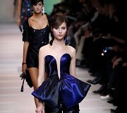 &bdquo;Giorgio Armani Priv&eacute;&ldquo; 2018 m. pavasario ir vasaros auk&scaron;tosios mados kolekcijos modelis