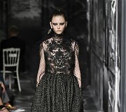 &bdquo;Christian Dior&ldquo; 2019&ndash;2020 m. rudens ir žiemos auk&scaron;tosios mados kolekcijos modelis