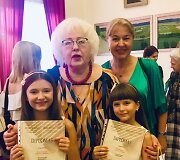 Kaja ir Klėja su prof. Veronika Vitaite ir prof. Aleksandra Žvirblyte po dviejų laimėtų &bdquo;Grand Prix&ldquo; ir vienos pirmos vietos tarptautiniame konkurse &bdquo;Muzika be sienų&ldquo; Druskininkuose