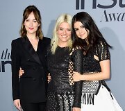 Dakota Johnson ir Selena Gomez su stiliste Kate Young