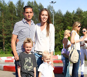 Deividas Česnauskis ir Vaida Grik&scaron;aitė-Česnauskienė su vaikais