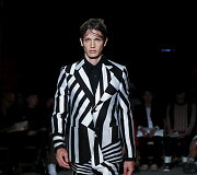 &bdquo;Alexander McQueen&ldquo; 2016 m. pavasario-vasaros kolekcijos modelis 
