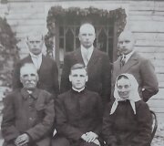 1929 m. Aleksas Bausys su tėvais , broliu kunigu. Aleksas centre stovi už kunigo