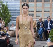 &bdquo;Oscar de la Renta&ldquo; 2019 m. pavasario ir vasaros kolekcijos modelis