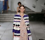 &bdquo;Carolina Herrera&ldquo; 2018 m. pavasario ir vasaros kolekcijos modelis