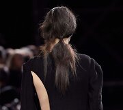 &bdquo;Yohji Yamamoto&ldquo; 2019 m. pavasario ir vasaros kolekcijos modelis