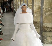 Linda Evangelista vilki &bdquo;Chanel&ldquo;  2003&ndash;2004 m. rudens-žiemos kolekcijos vestuvinę suknelę