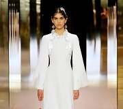 &bdquo;Fendi&ldquo; 2021 m. pavasario ir vasaros auk&scaron;tosios mados kolekcijos modelis